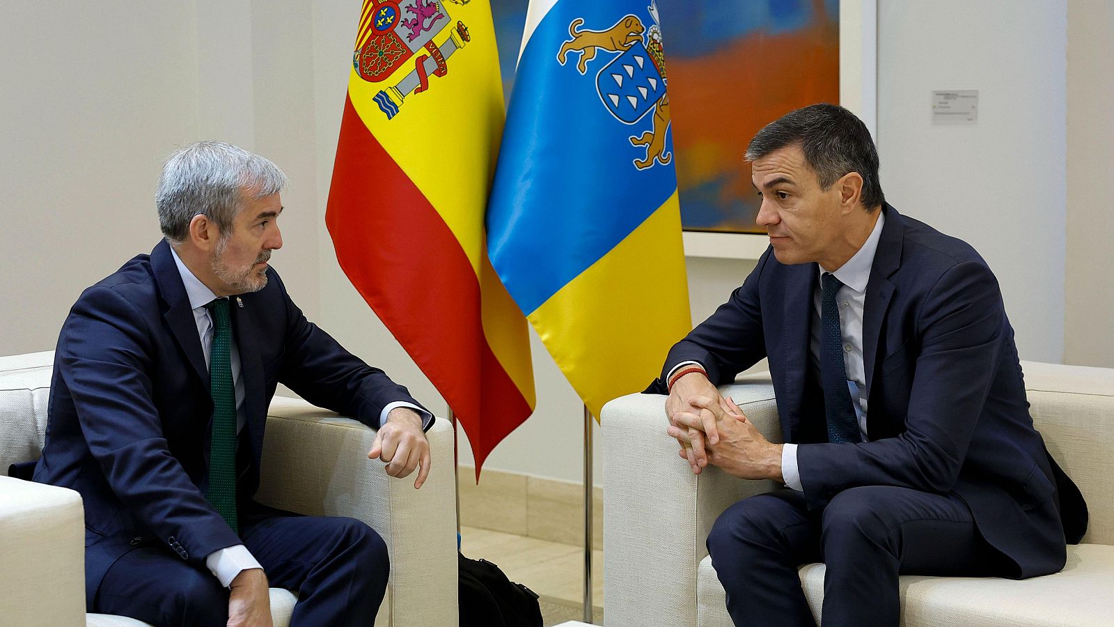 Imagen de archivo de la reunión que mantuvieron el presidente del Gobierno, Pedro Sánchez, y el jefe del Ejecutivo de Canarias, Fernando Clavijo, en el Palacio de la Moncloa, el pasado octubre.