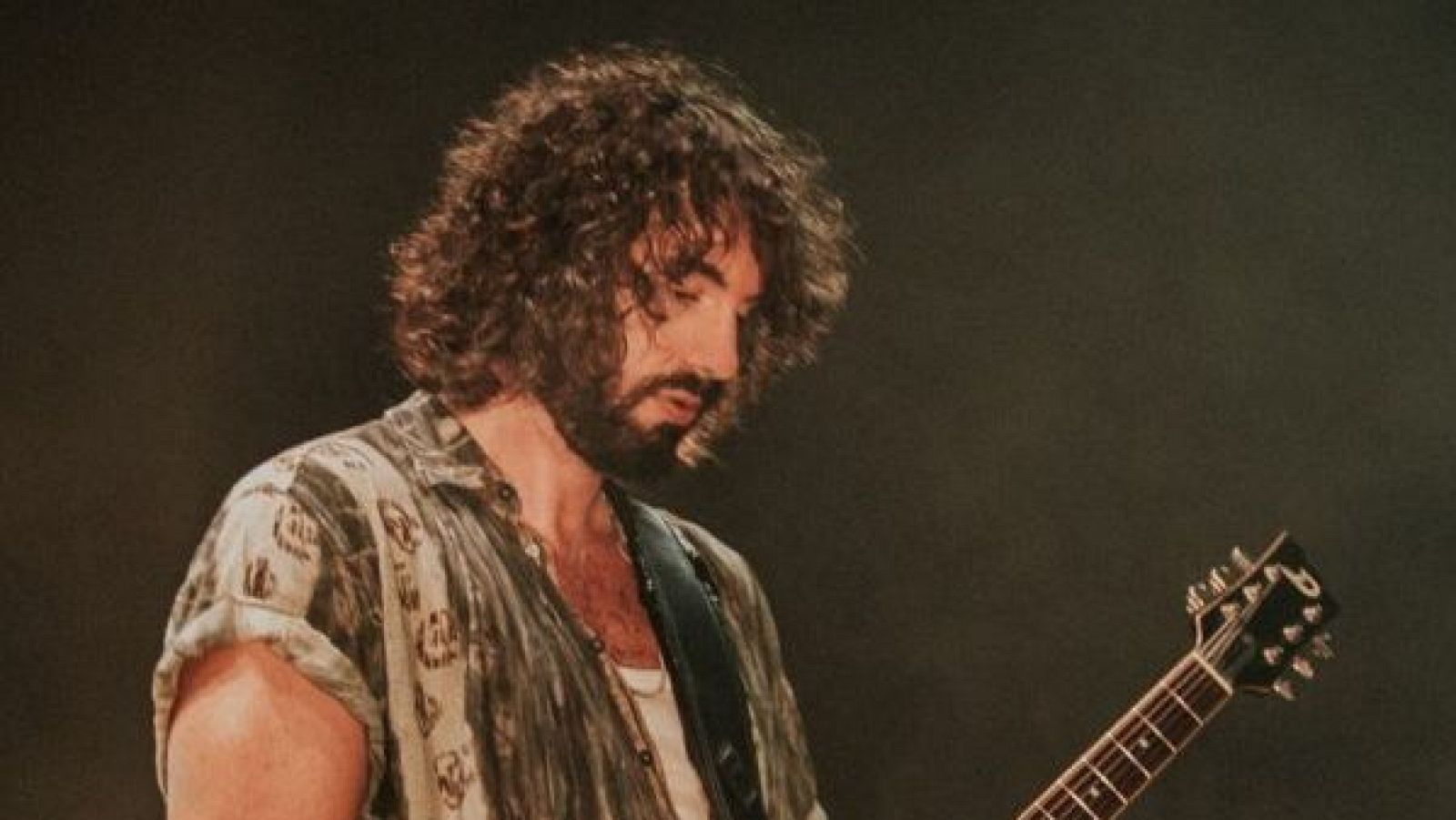 Mikel Izal, immers en la música durant la seva actuació en directe, amb la guitarra com a protagonista.