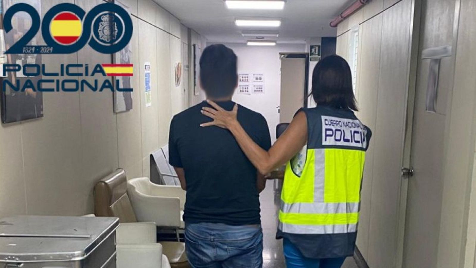 Imagen de archivo de una policía deteniendo a un hombre