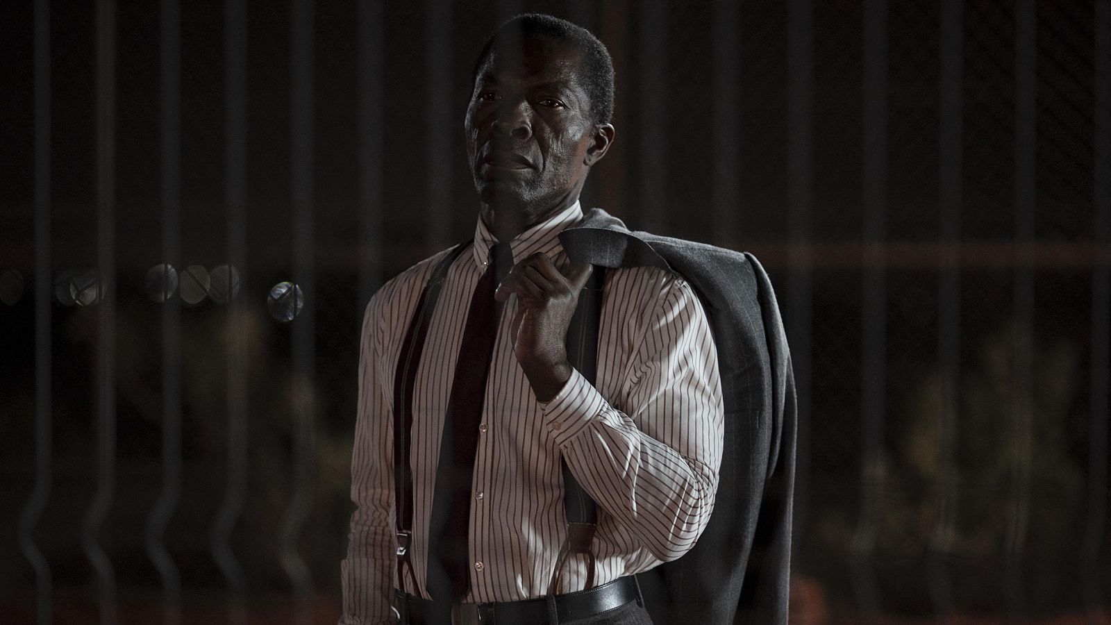 Fotograma de la película 'The fence', de Claire Denise, que competirá junto a 'Ballad of a small player' de Berger o 'Belén' de Dolores Fonzi en la Sección Oficial del Festival de San Sebastián.