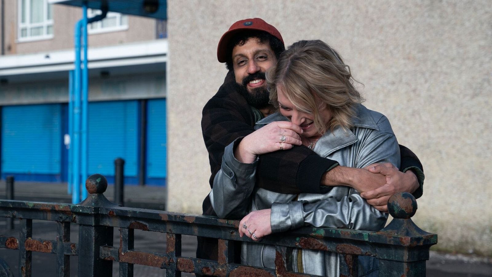 Los actores Adeel Akhtar y Claire Rushbrook en la película 'Ali & Ava'