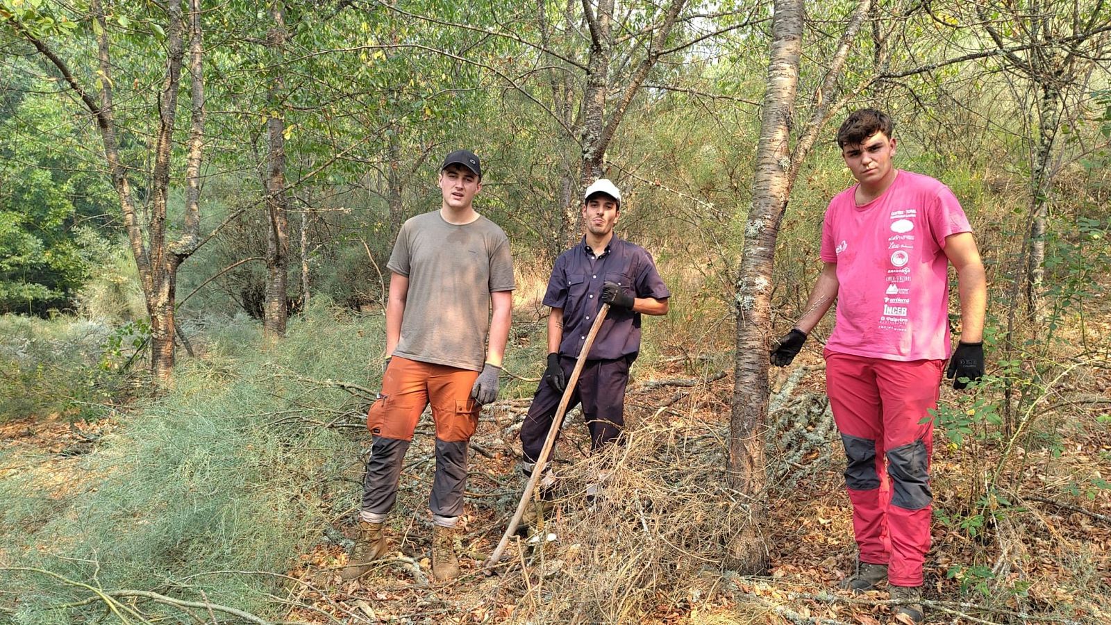 Tres jóvenes voluntarios en los incendios de El Bierzo, León