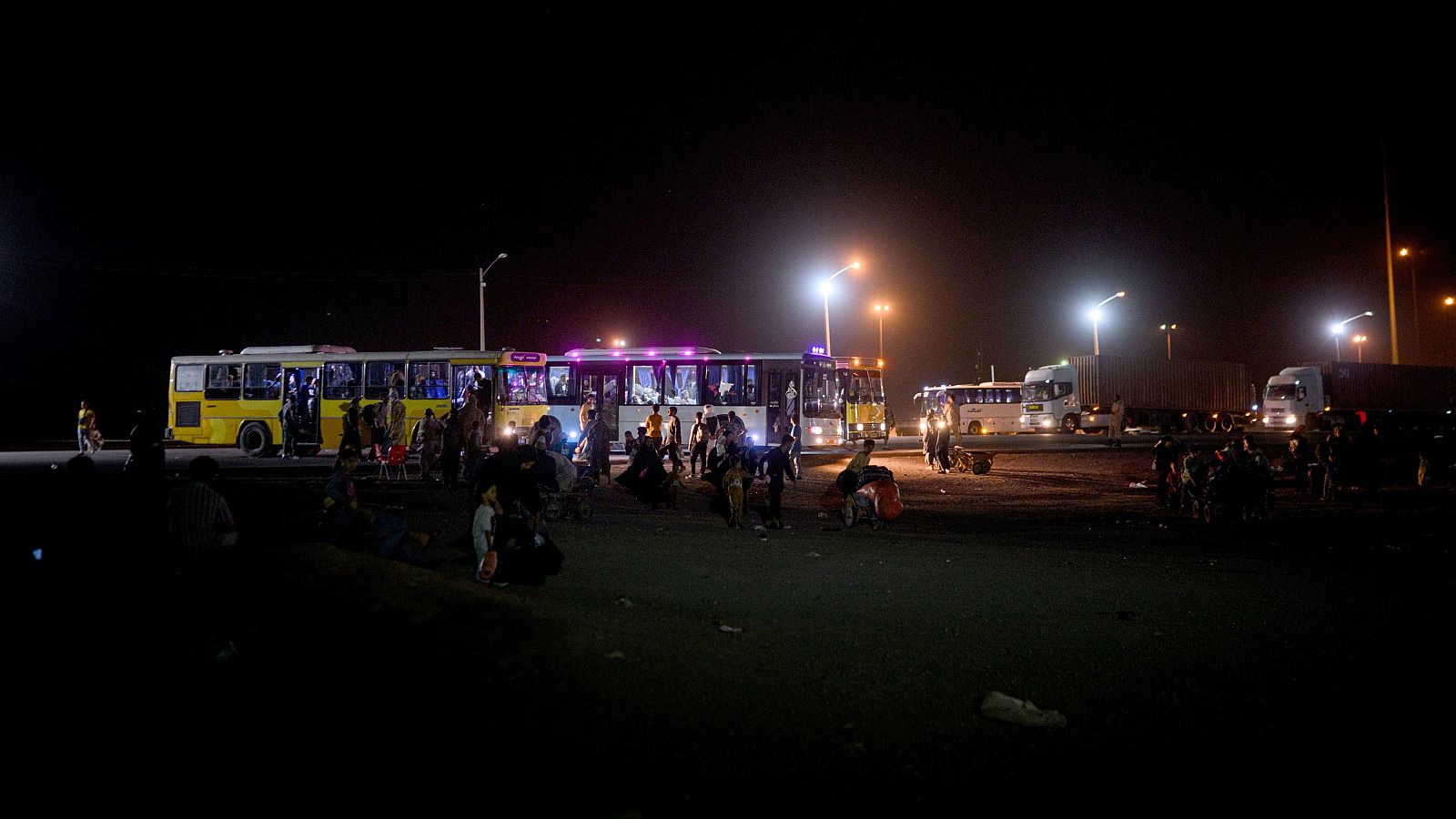 Autobuses en el lado iraní de la frontera transportando a afganos retornados en una imagen de archivo