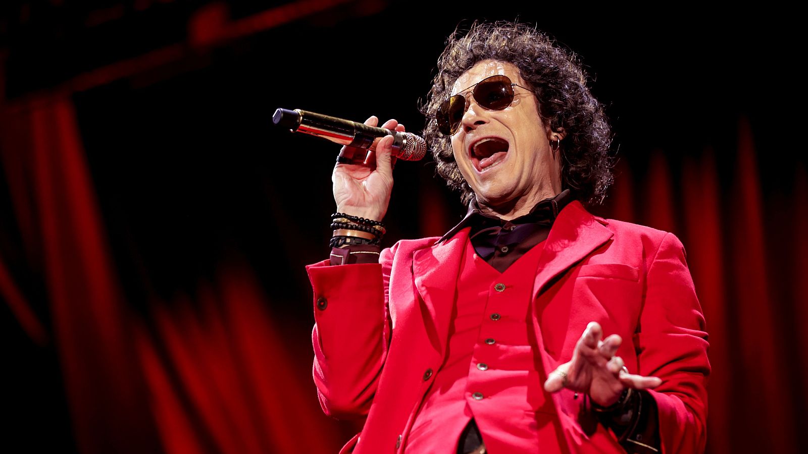 Enrique Bunbury niega en un comunicado la conexión entre Amaral y la canción "Pura desagradecida".