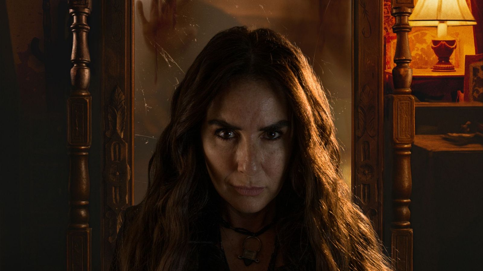 Imagen promocional de Belén López en "La coleccionista".  Actriz con expresión seria ante un espejo con reflejo ensangrentado; atmósfera oscura y misteriosa.