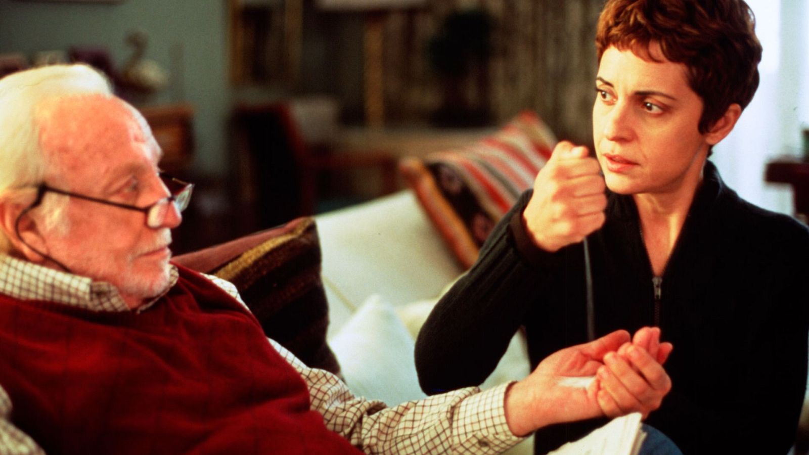 Los actores Pepe Soriano y Adriana Ozores en una escena de 'La suerte dormida'