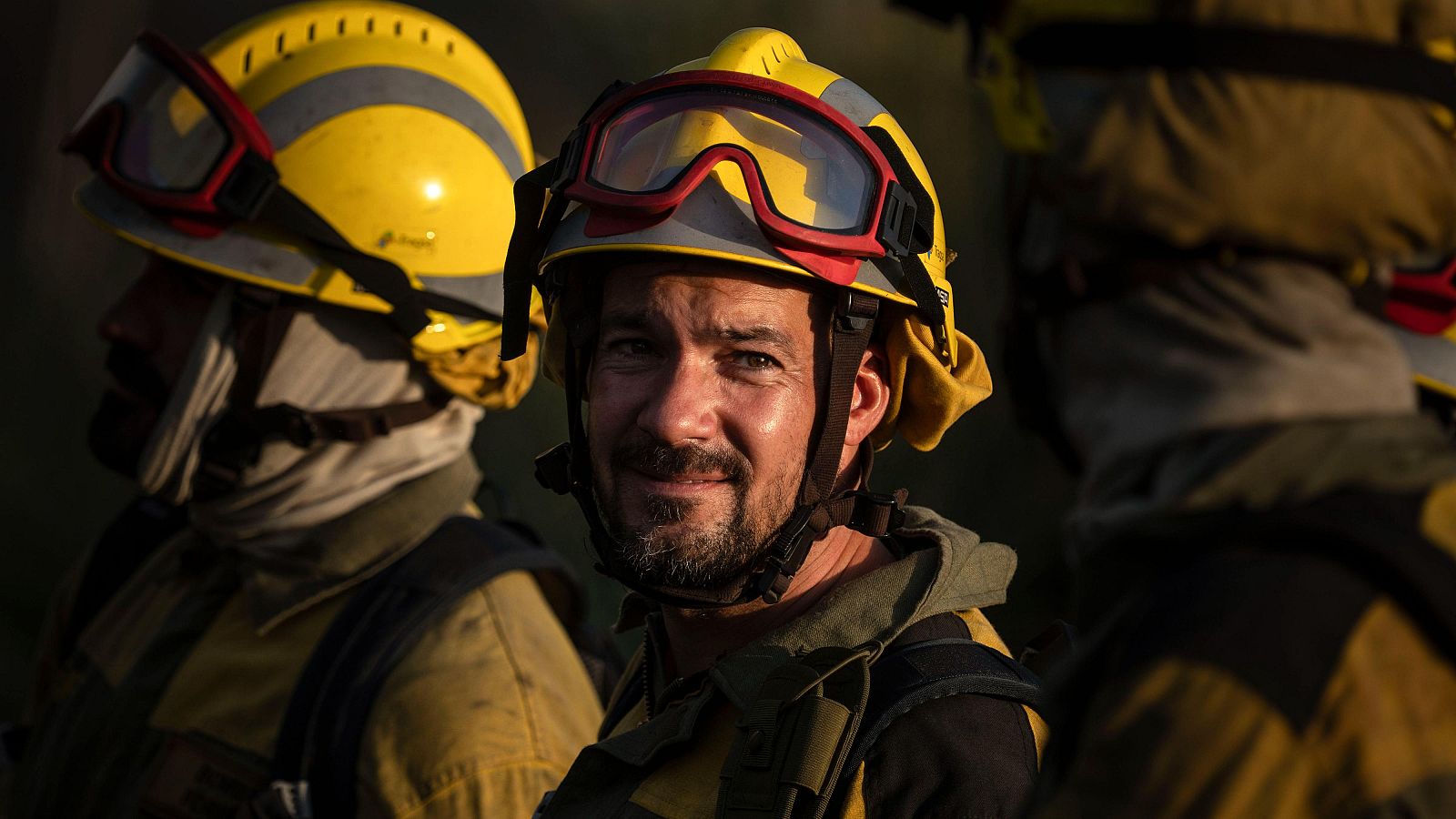 Cristóbal Medeiros, miembro de la BRIF de Laza, junto a otros compañeros en un incendio en Monterrei (Ourense).