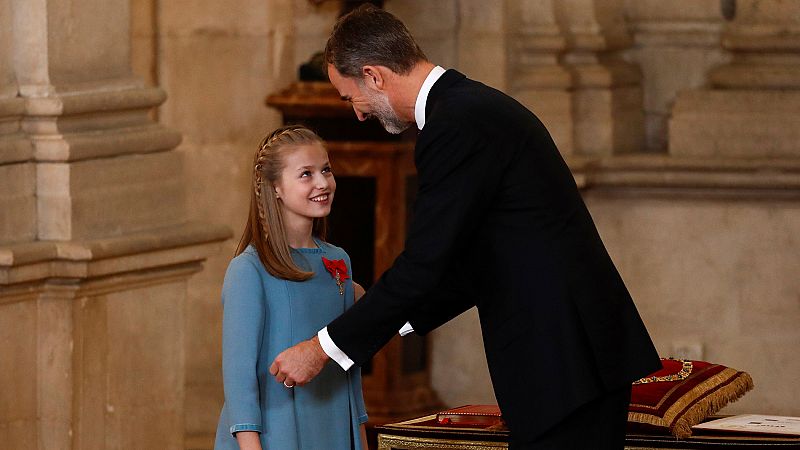 El rey Felipe VI impone a la princesa de Asturias el Toisón de Oro: "Servirás a España con humildad"   