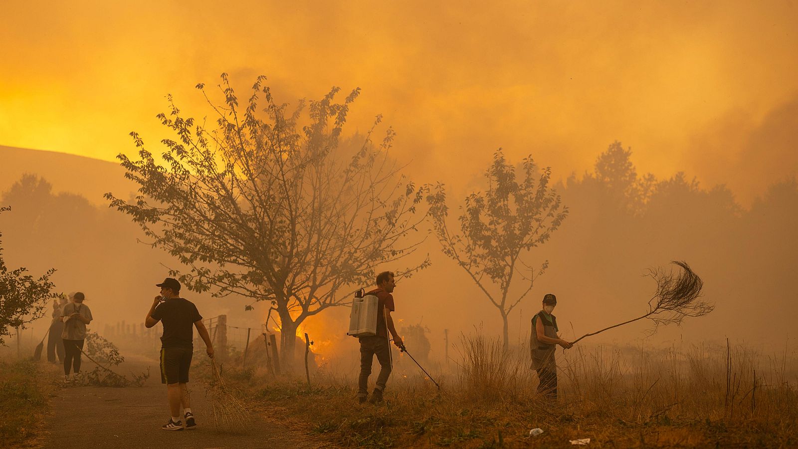 El fin de la ola de calor y la lluvia ayudan en la extinción de incendios, pero siguen activos más de 20 fuegos