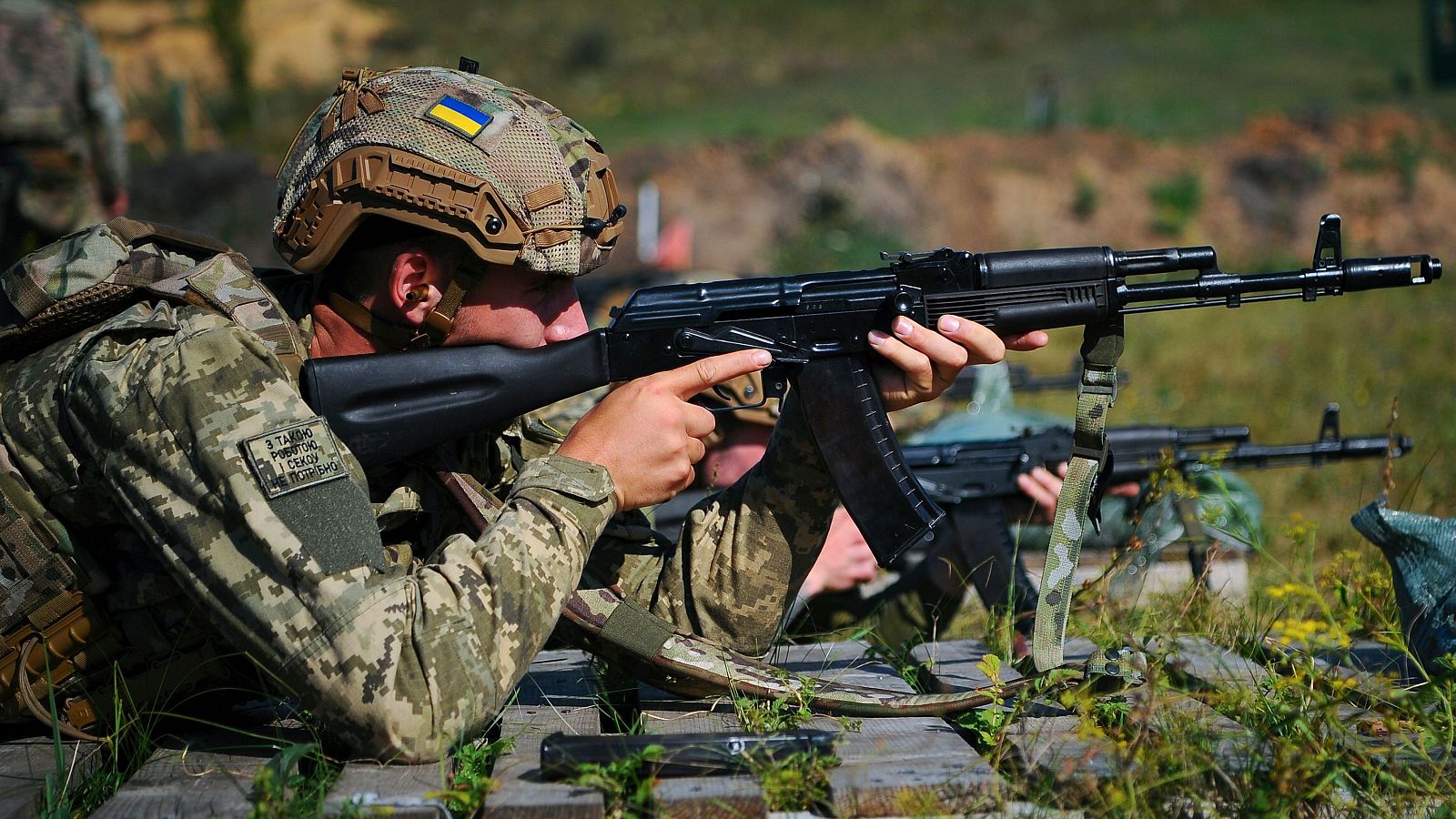 Un militar ucraniano practica en un campo de entrenamiento en la región de Járkov, Ucrania