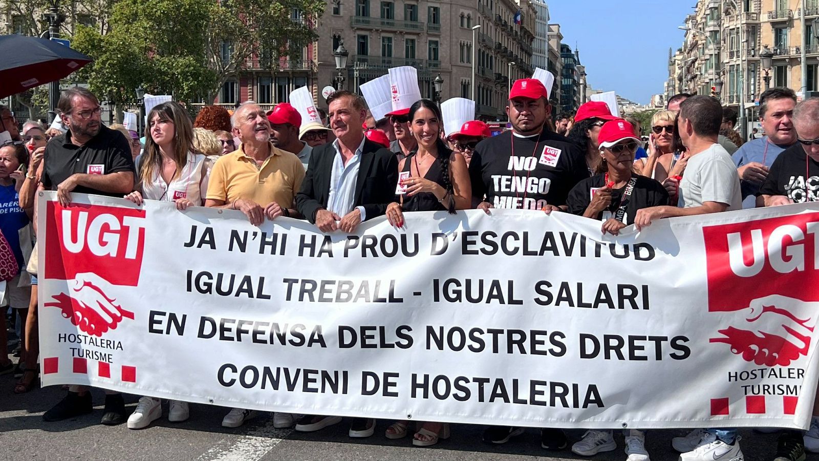 Capçalera de la manifestació del sector de l'hostaleria pel centre de Barcelona