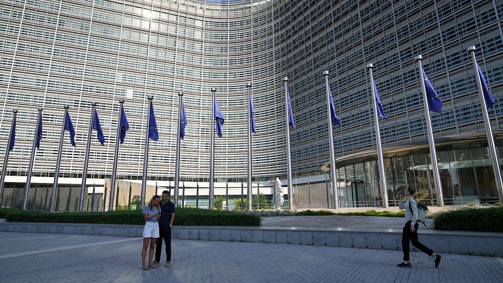 La Unión Europea y Estados Unidos dejan por escrito el pacto alcanzado en julio para evitar la guerra comercial