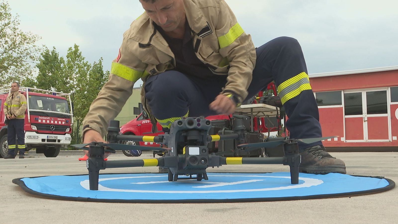 Els Bombers utilitzen drons per combatre els incendis amb més precisió