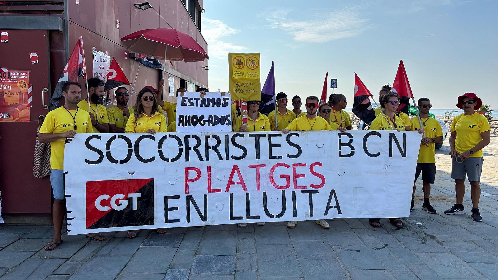 Manifestació dels socorristes de Barcelona a la platja del Bogatell