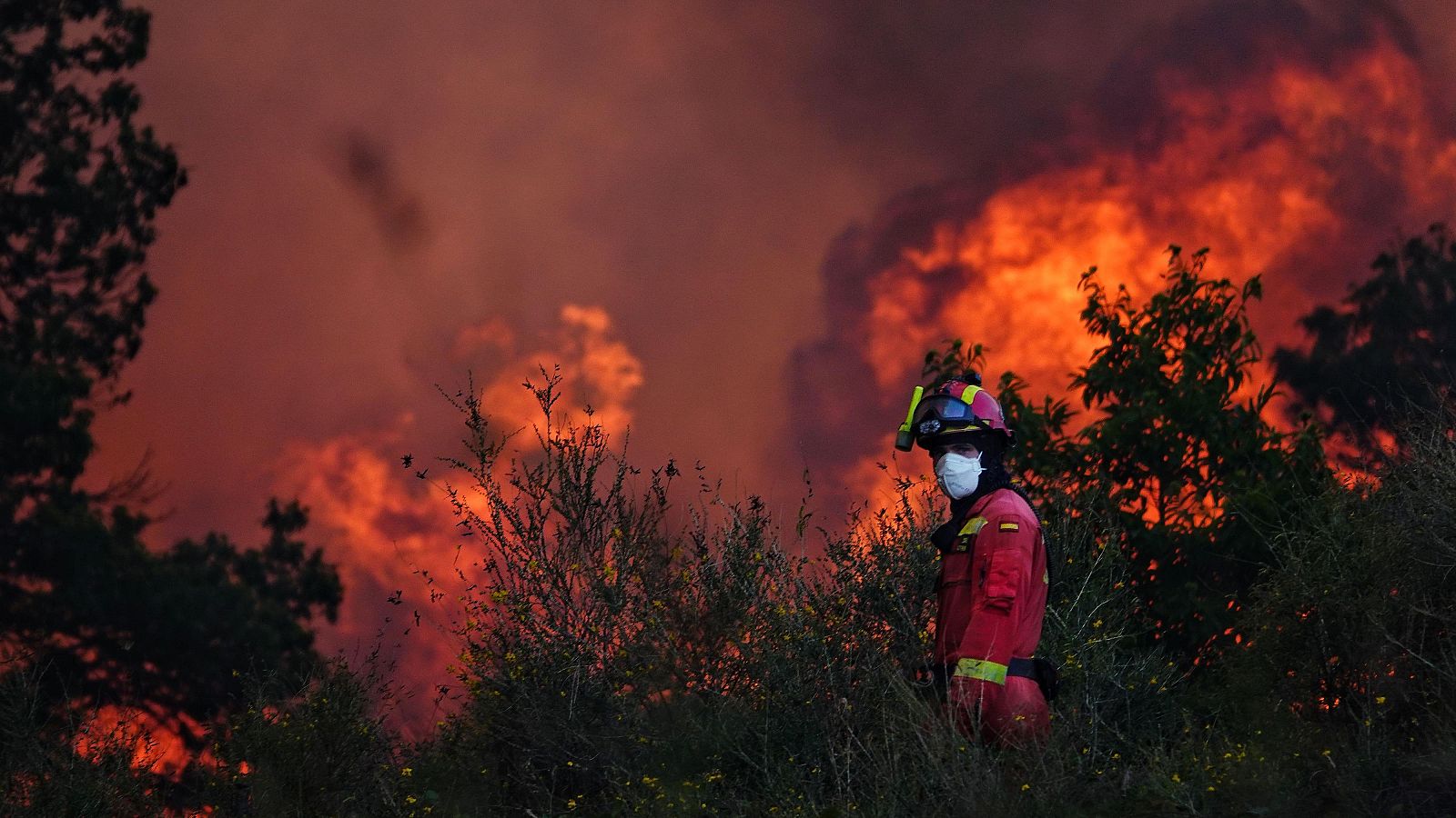 La meteorología ayuda a frenar el avance de las llamas