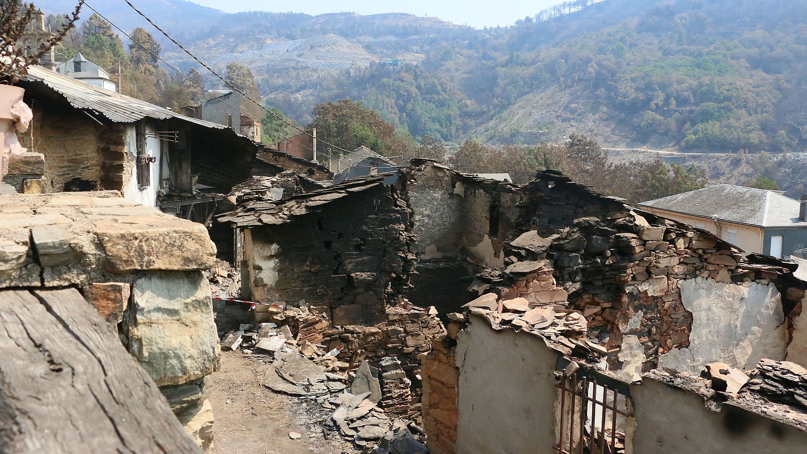 Vista de varias casas destrozadas por el fuego en San Vicente de Leira