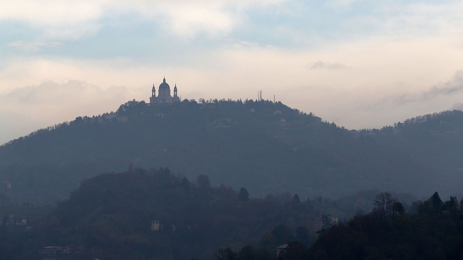 Vista de la colina de Superga, en Turín, con la basílica en lo alto