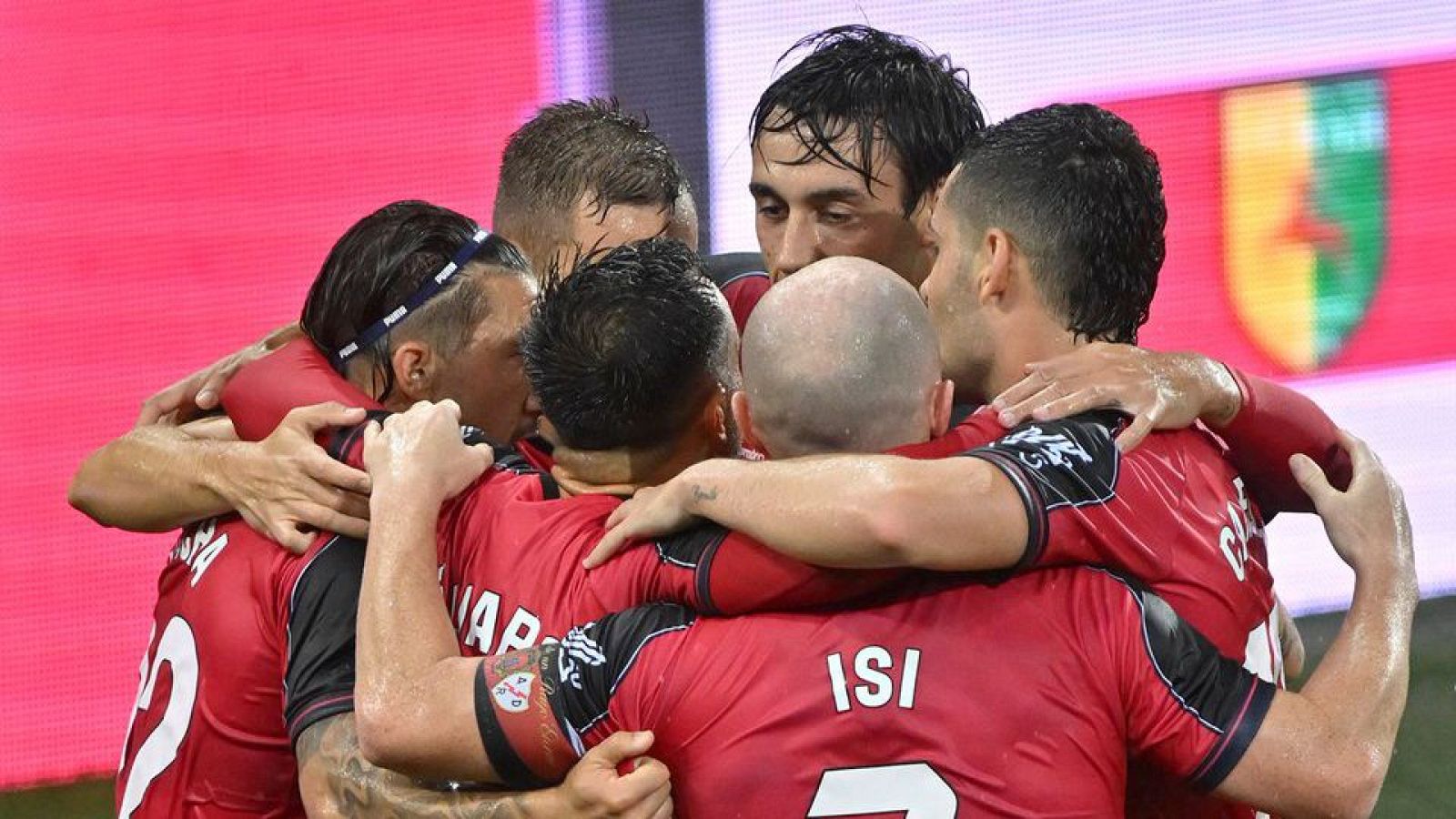 El Rayo Vallecano celebra su triunfo contra el Neman Grodno