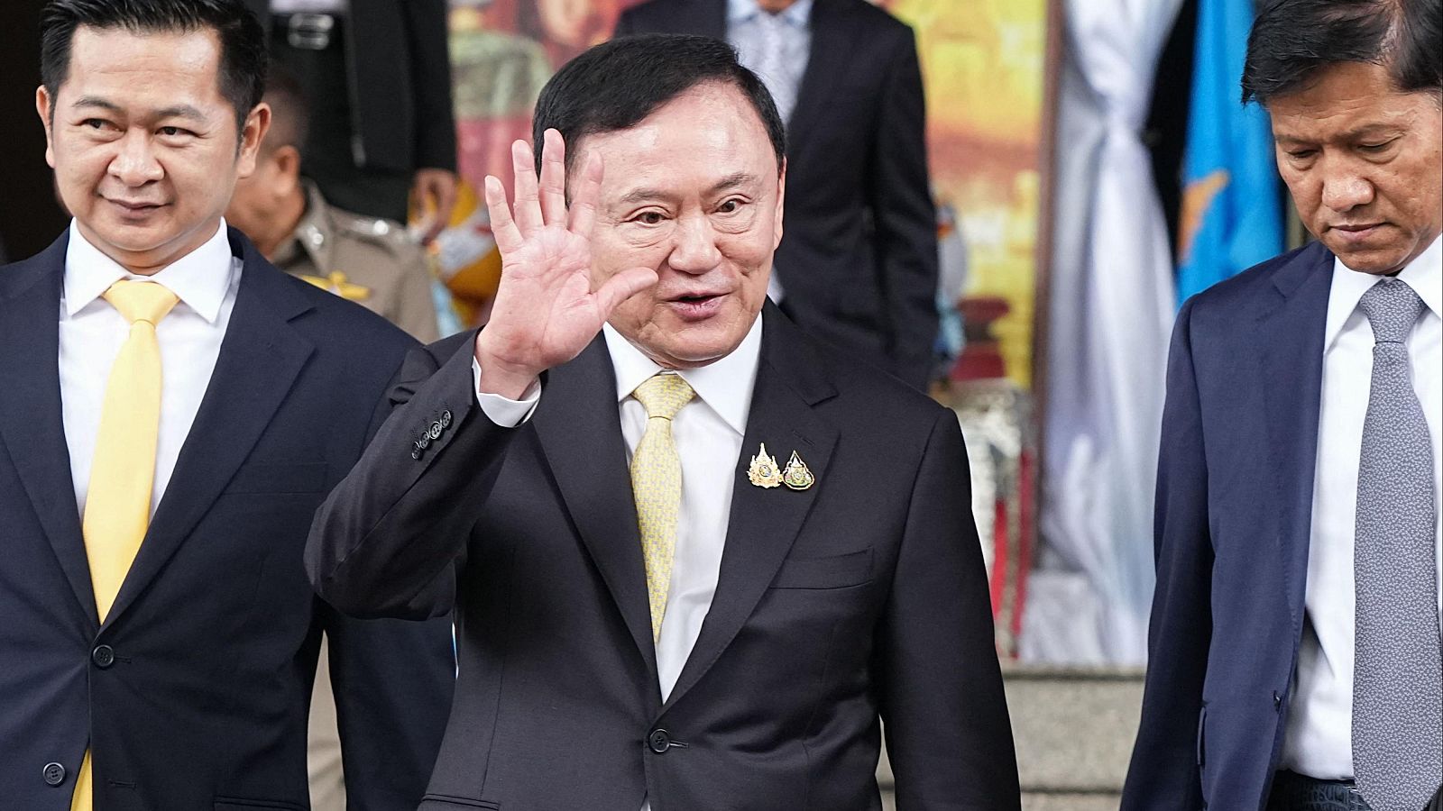 El ex primer ministro tailandés Thaksin Shinawatra y su abogado salen del Tribunal Penal de Bangkok