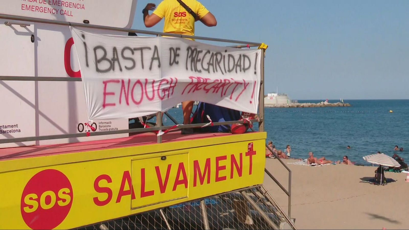 Pancarta reivindicativa penjada en una garita del servei de socorrisme de les platges de Barcelona