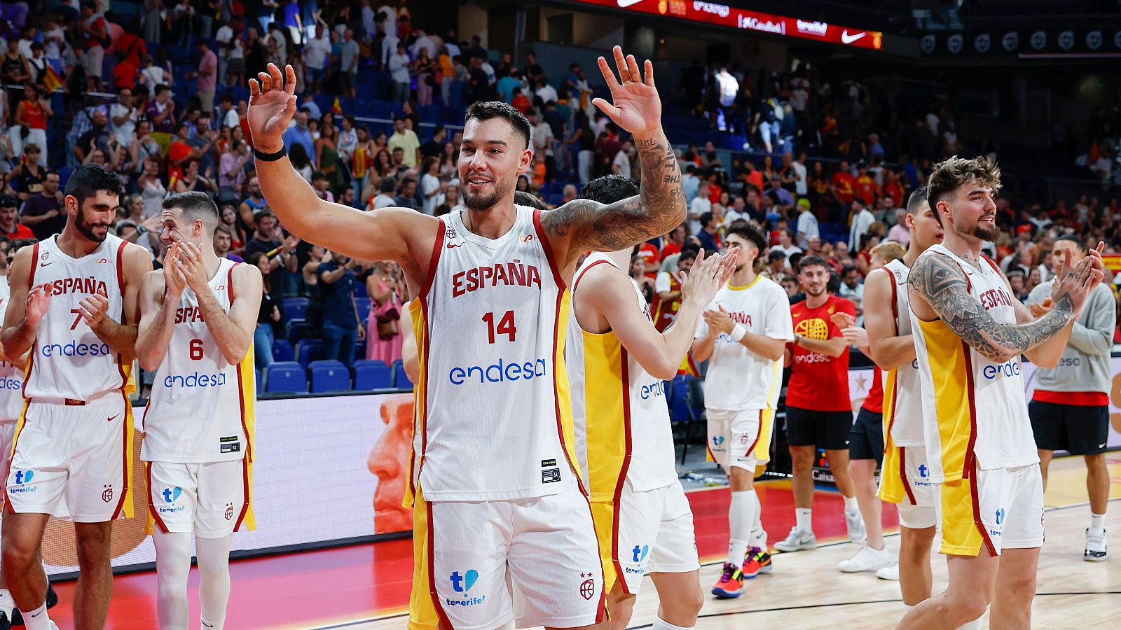 Los jugadores de la selección española de baloncesto, al término del partido amistoso que España y Alemania han disputado este jueves en el Madrid Arena.