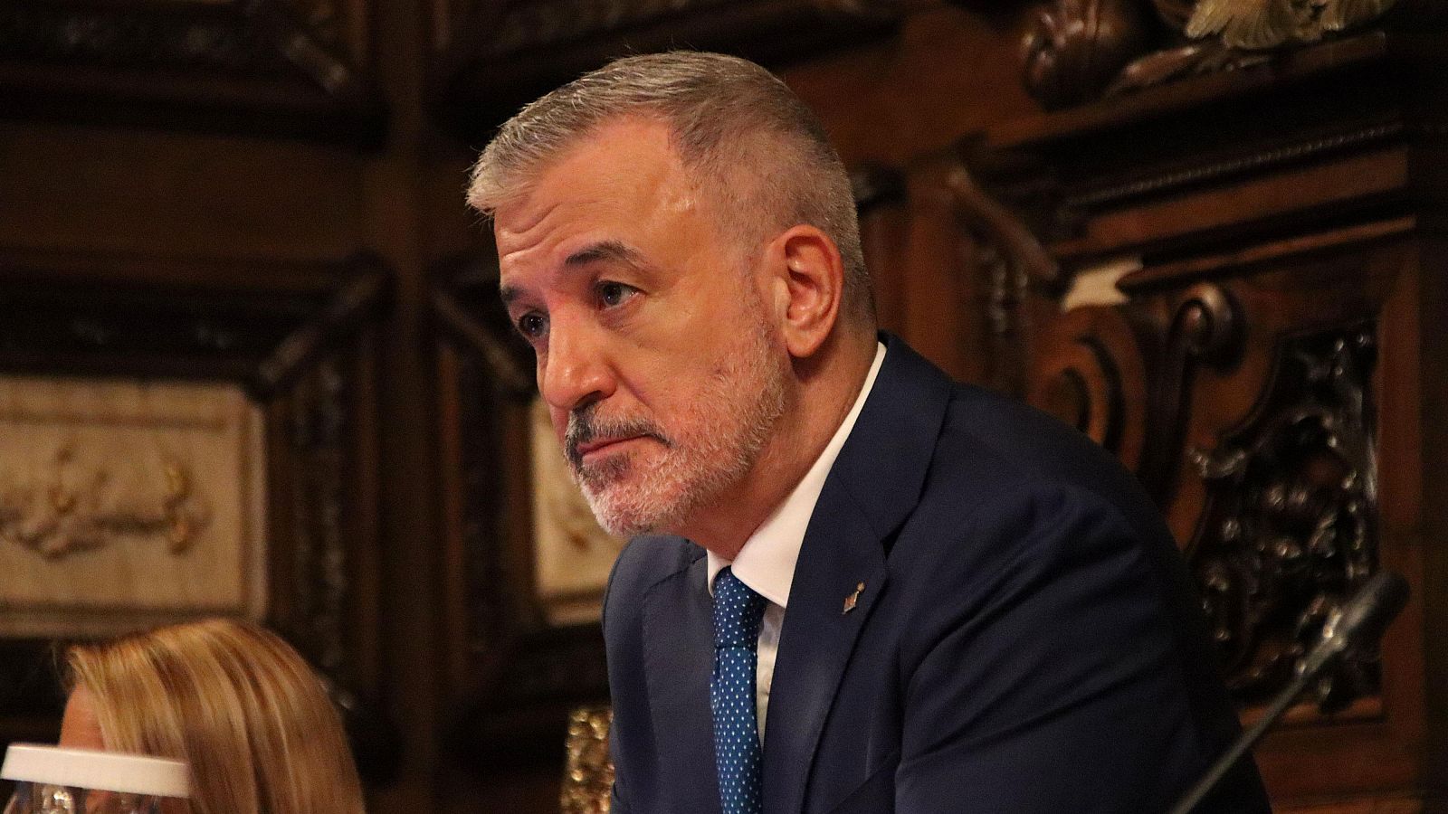 Collboni escolta les intervencions de l'oposició al plenari | ACN