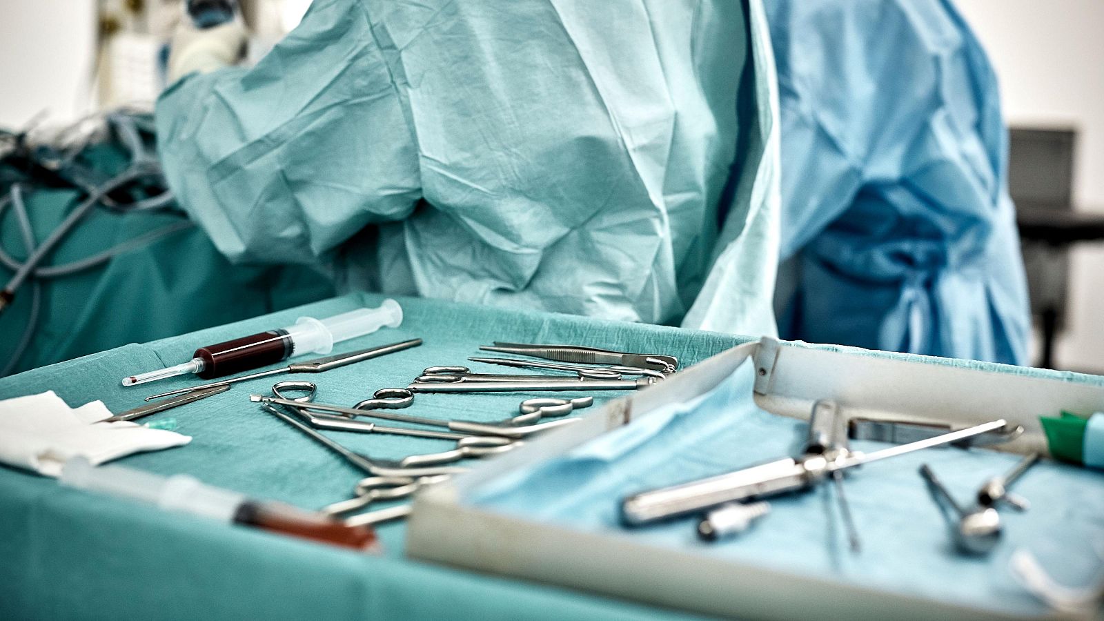 El cirujano, que es uno de los hijos, realizó la operación en la casa familiar amputando tres dedos de un pie y dos del otro.