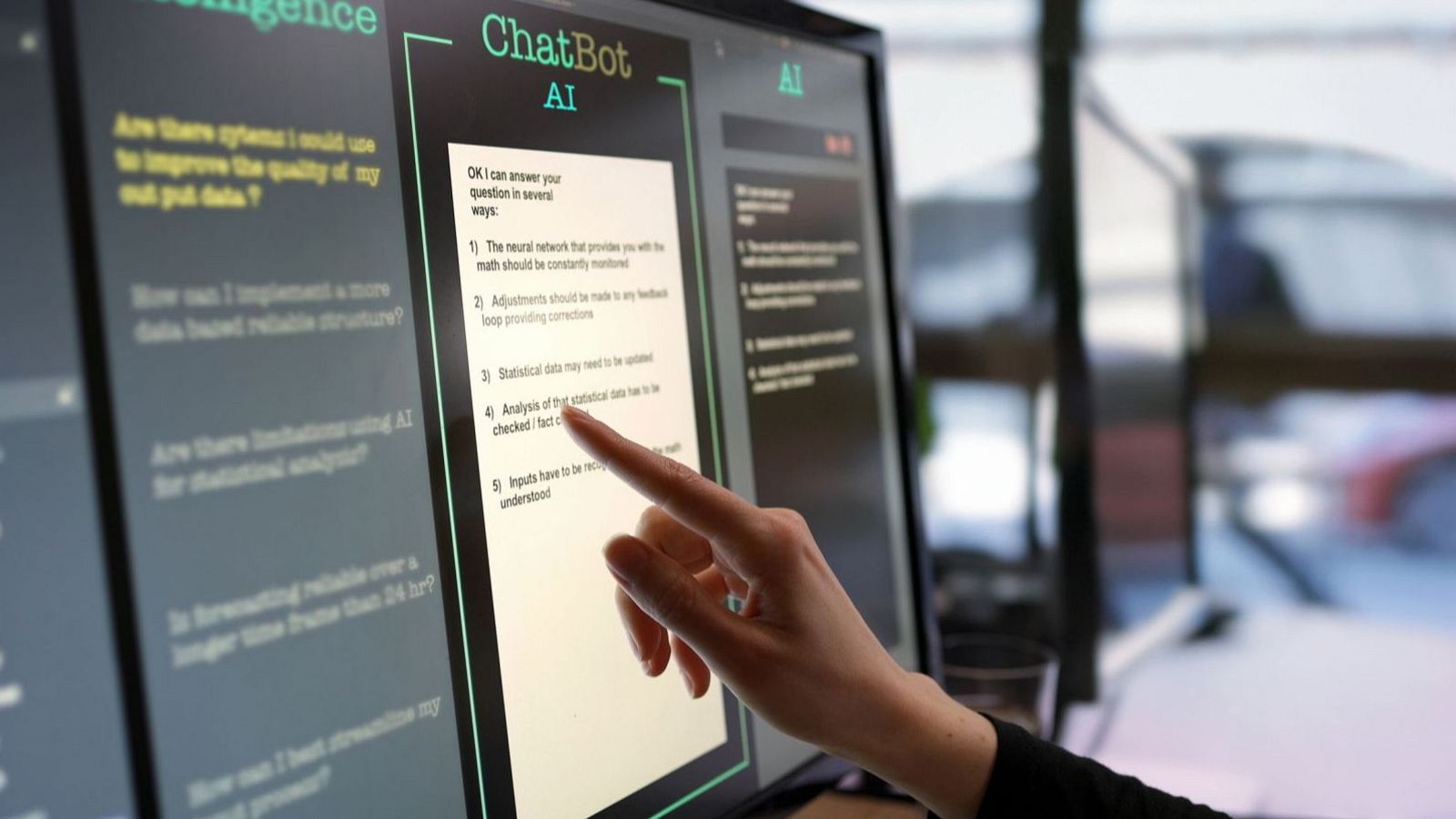 Una persona fent servir la intel·ligència artificial