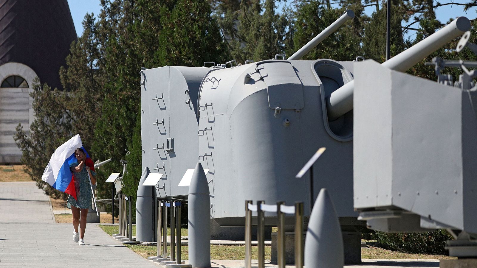 Una mujer porta una bandera rusa durante el Día de la Bandera Nacional de Rusia
