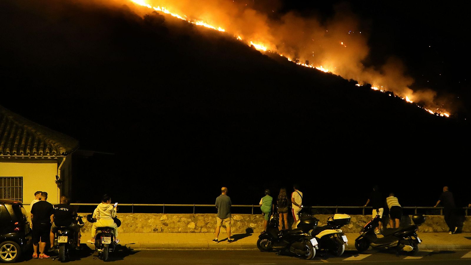 Incendio forestal cercano a los túneles del Serrallo, entre Granada capital y Cenes de la Vega