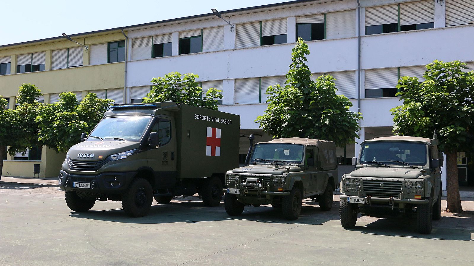 Varios vehículos del Ejército de Tierra en el albergue de Quiroga