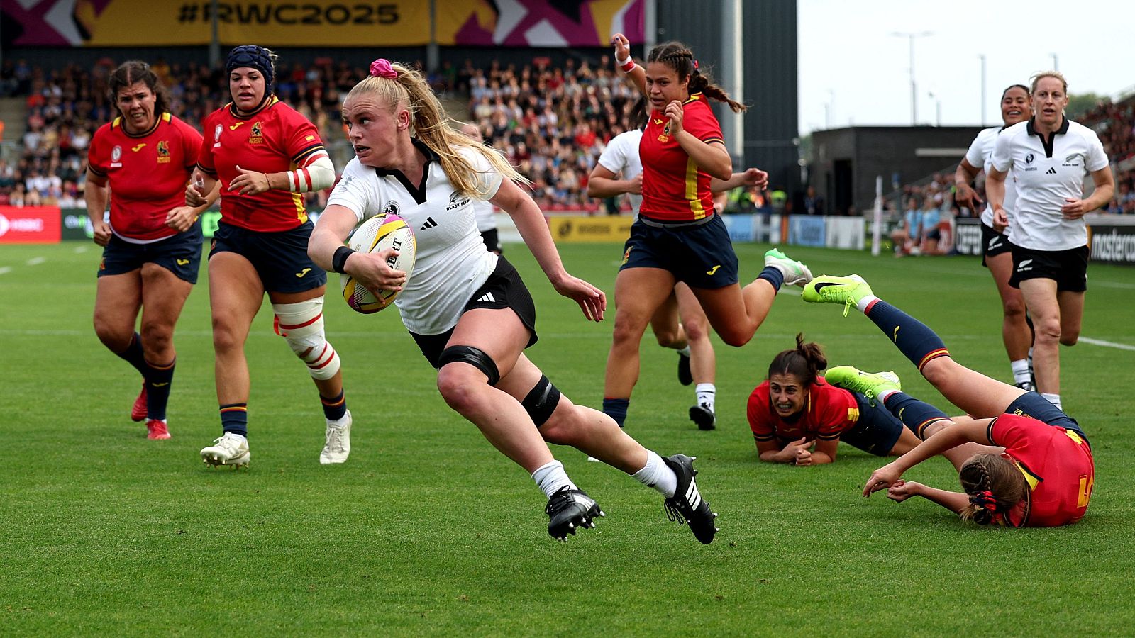 Jorja Miller anota un 'try' a España en el Mundial de Rugby