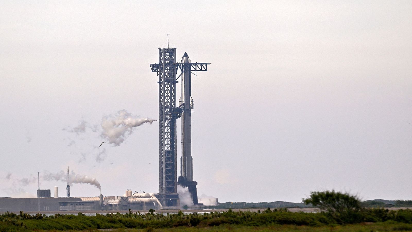 Un cohete Super Heavy de SpaceX transporta la nave espacial Starship en Starbase, Texas