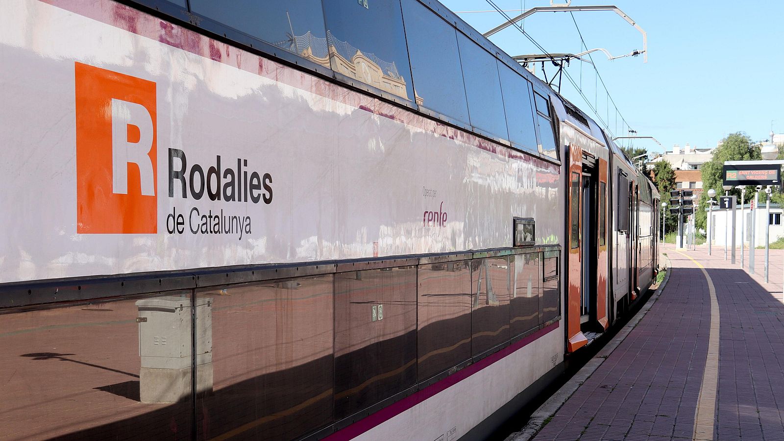 Un Rodalies de l'R2 aturat a l'andana a Vilanova i la Geltrú