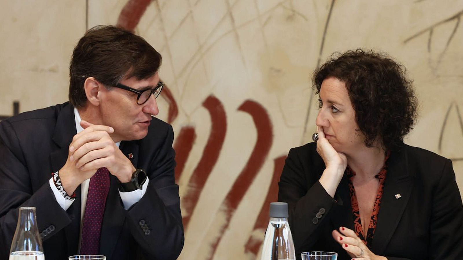 El president de la Generalitat, Salvador Illa, i la consellera d'Economia, Alícia Romero, a la reunió del Consell Executiu.