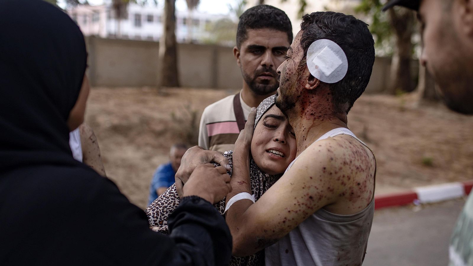 Un hombre y una mujer se abrazan tras un ataque aéreo israelí en Khan Younis, Gaza