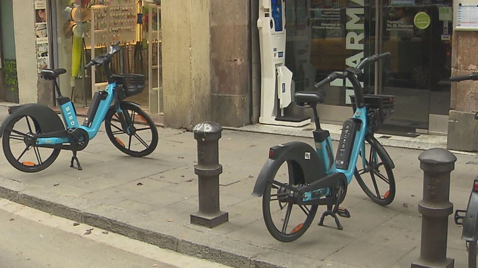 Bicicletes aparcades al mig del carrer