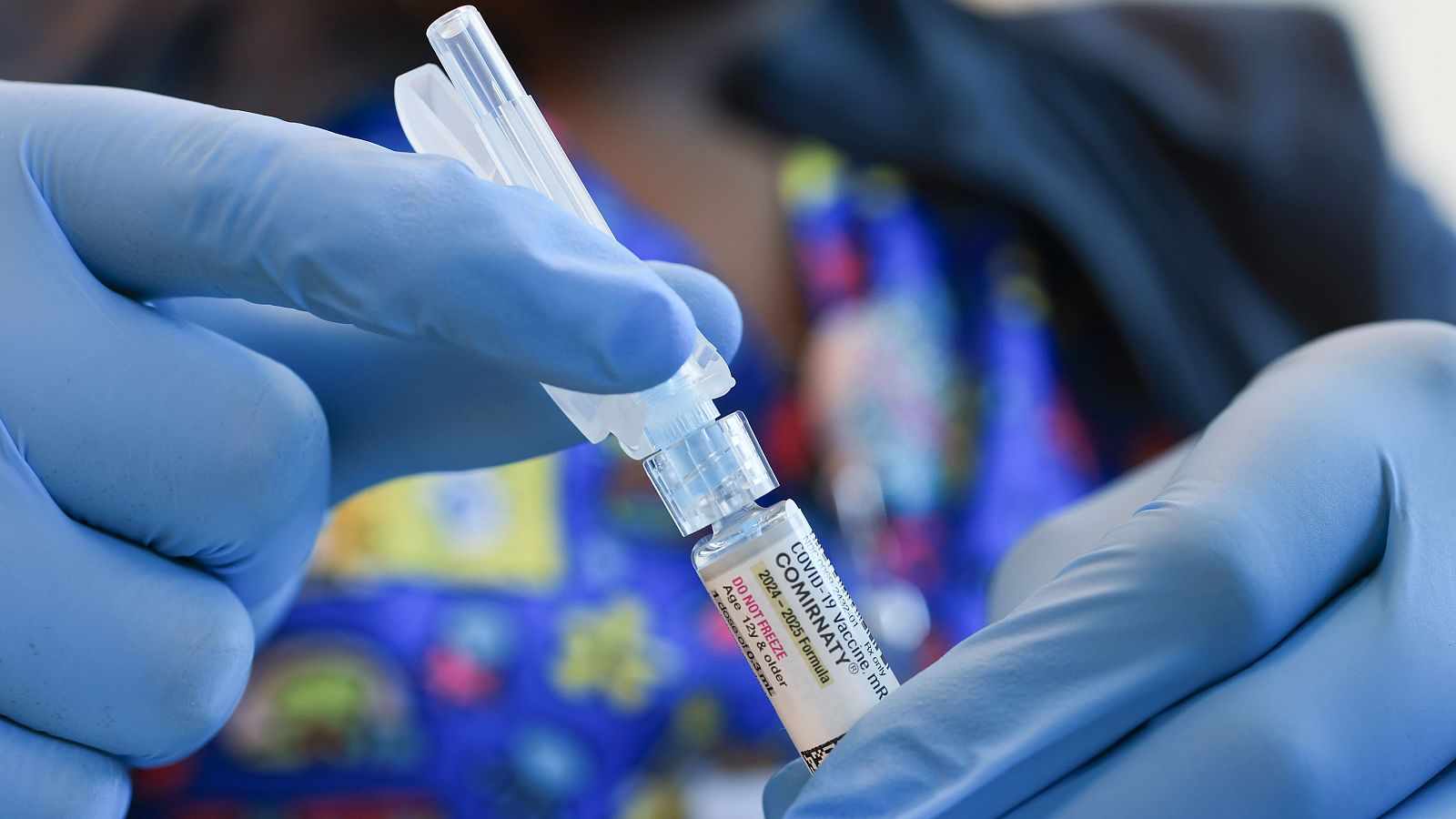 Preparación de una dosis de la vacuna COMIRNATY (fórmula 2024-2025) para mayores de 12 años.  Indicaciones: No congelar.