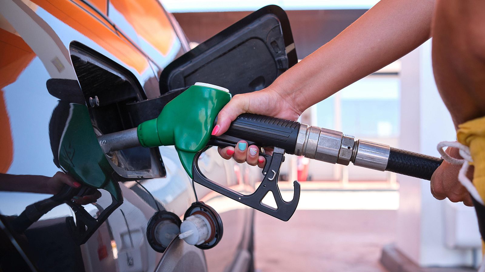 El coste de los combustibles sigue a la baja encadenando un agosto de descensos, marcando nuevos mínimos este verano