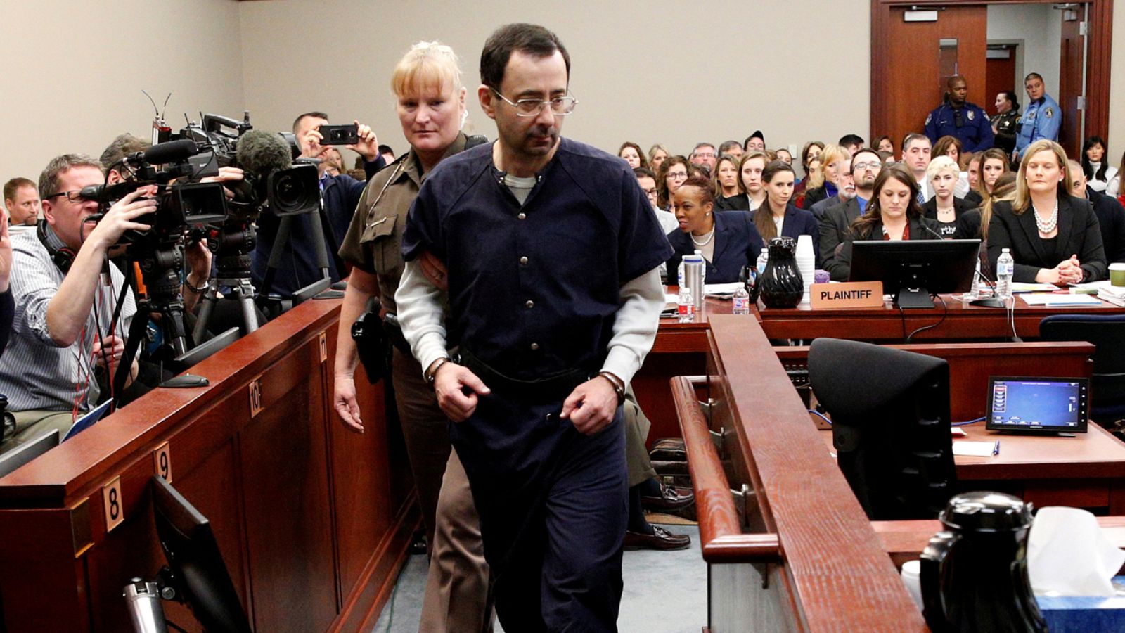 Larry Nassar, ex médico del equipo olímpico estadounidense de gimnasia ante el trobunal de Lansing, Michigan