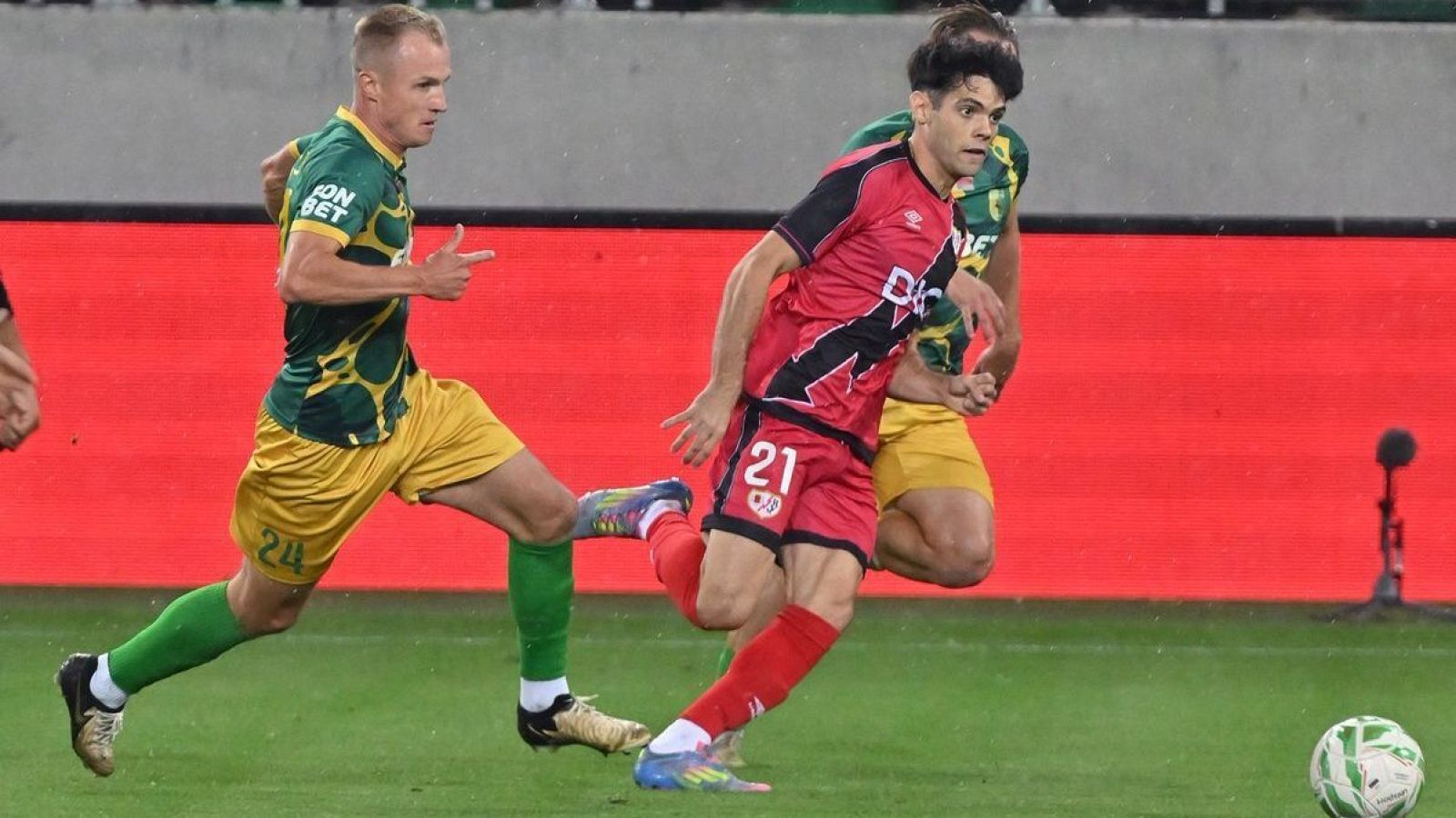 Hora y dónde ver en TV gratis el partido Rayo Vallecano - Nemad Grodno