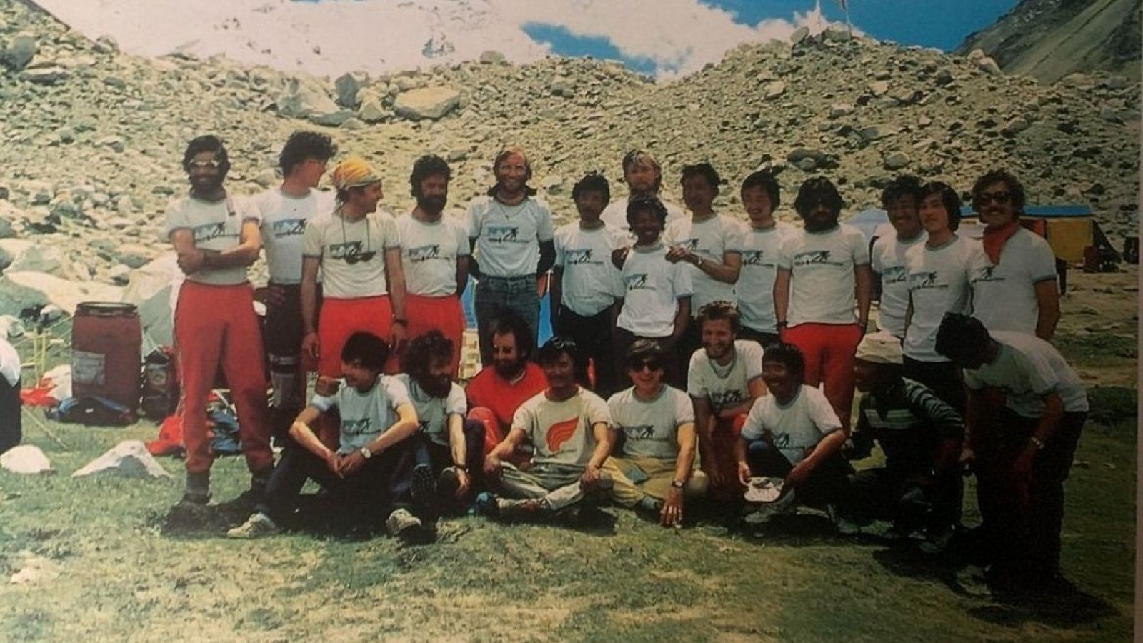 Fotografia de família de l'expedició catalana que va conquerir l'Everest el 1985