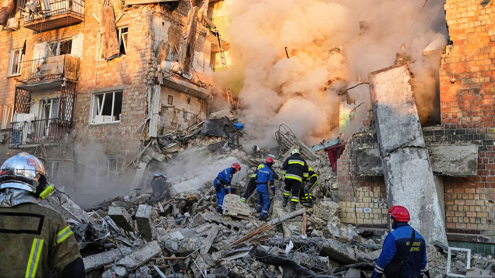 Bomberos ucranianos trabajan para extinguir un incendio en un edificio dañado por un ataque ruso