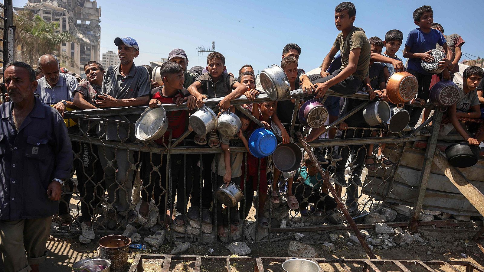 Gente se agolpa par aintentar conseguir algo de comida en Ciudad de Gaza este jueves 28 de agosto de 2025