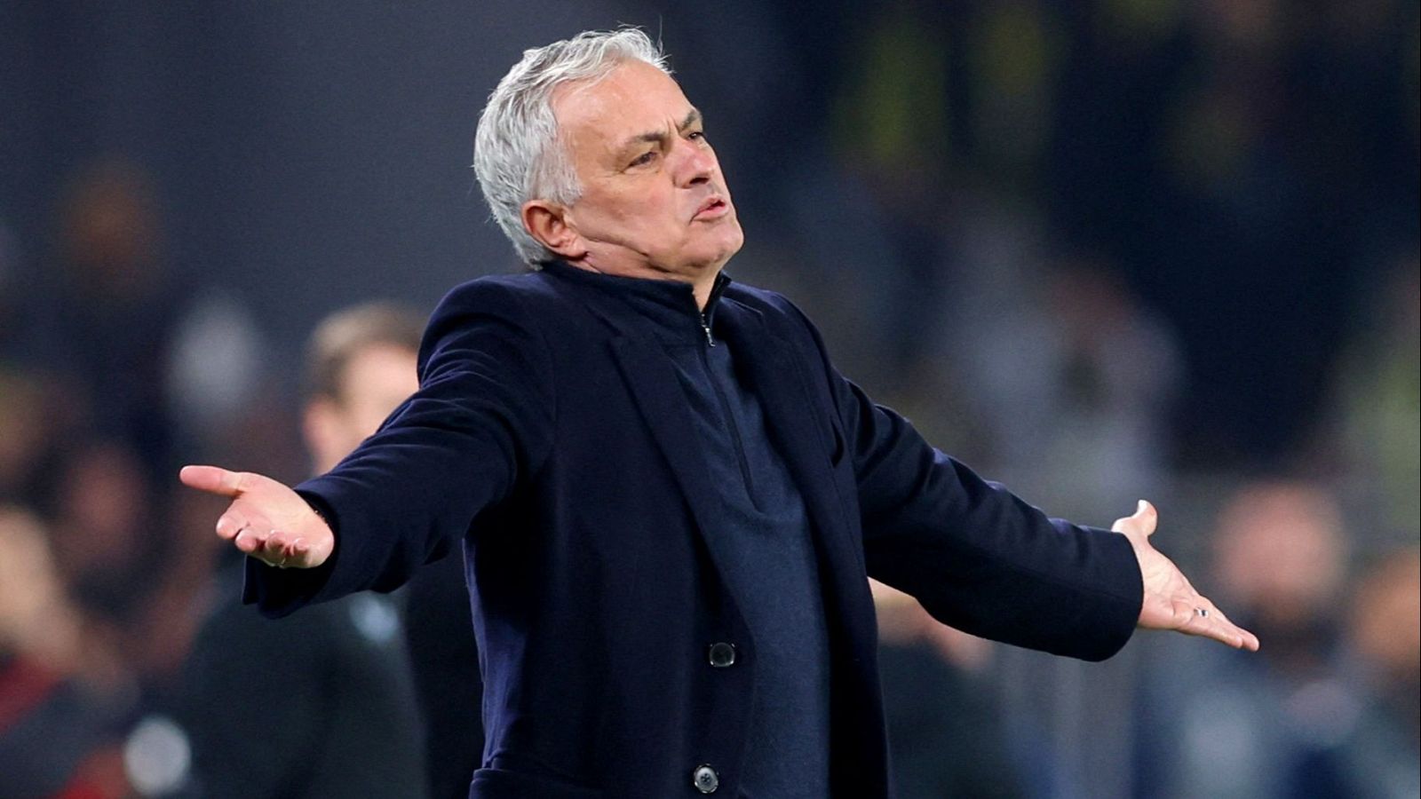 Mourinho ya no es entrenador del Fenerbahçe tras ser destituido.