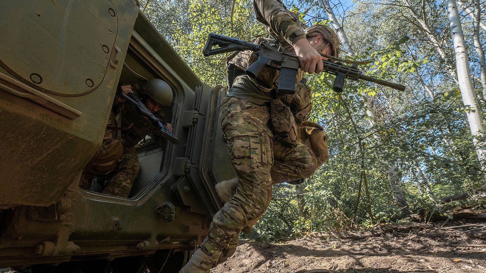 Soldados ucranianos de la 13ª brigada participan en un entrenamiento en la región de Járkov