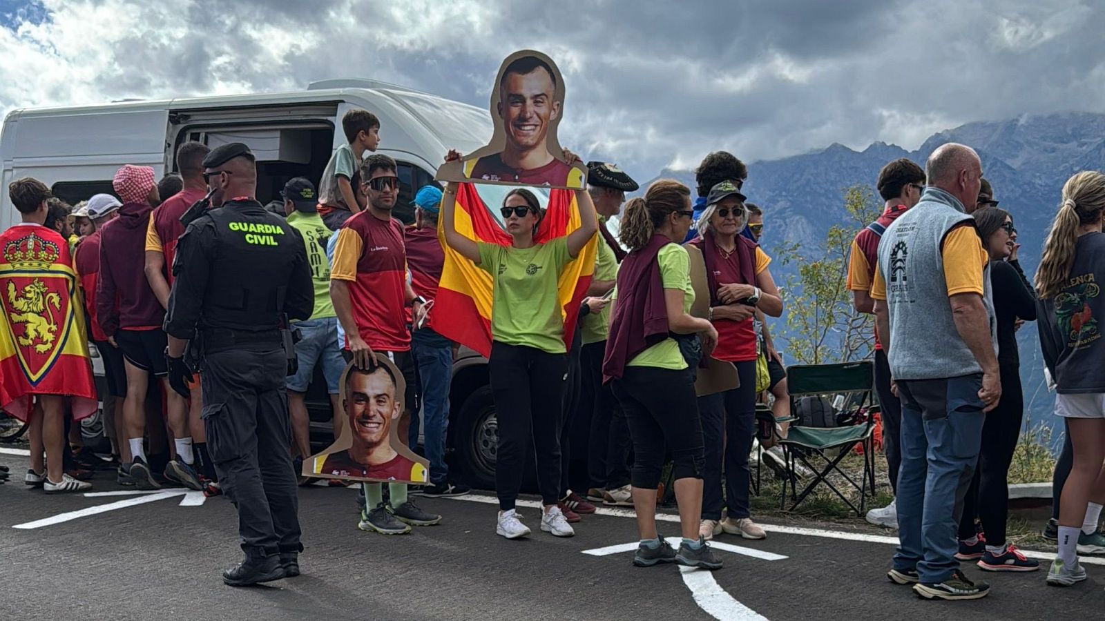 Dos aficionados con la cara de Samitier esperando a que pase el ciclista aragonés
