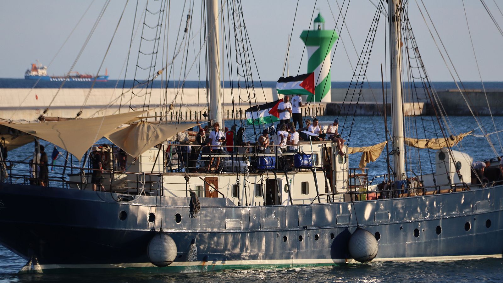 Vaixell de la flotilla d'ajuda humanitària per a Gaza sortint del port de Barcelona