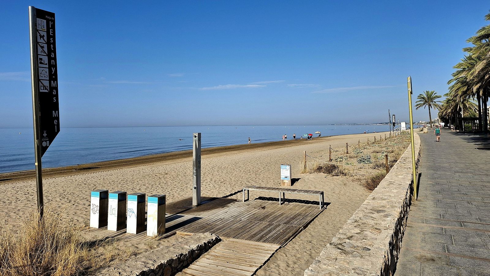 La platja de Mas Mel de Calafell, al Baix Penedès, en un moment fora de la temporada alta de bany