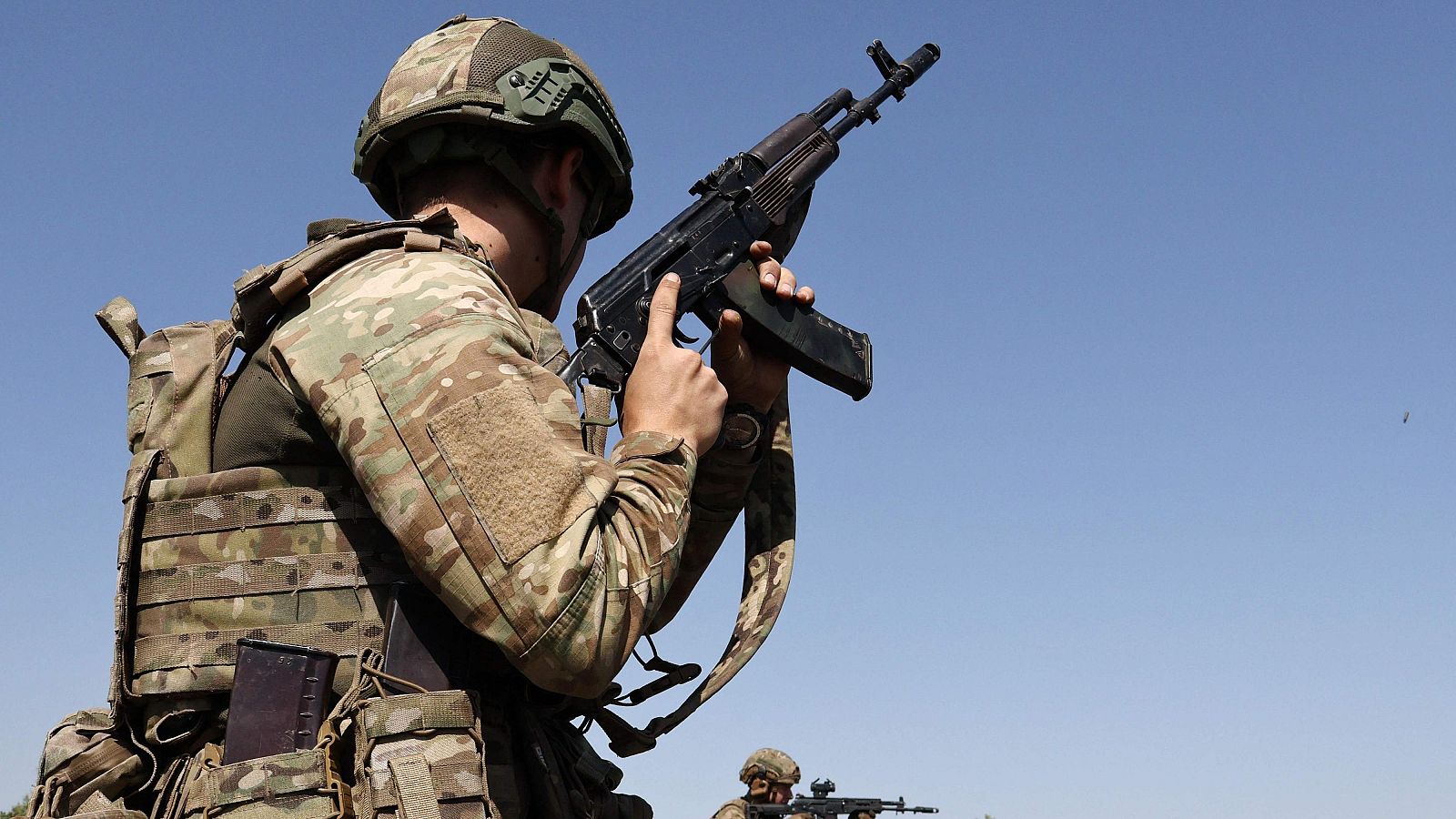 Soldados ucranianos participan en un ejercicio de entrenamiento en un lugar no revelado en la región de Zaporiyia